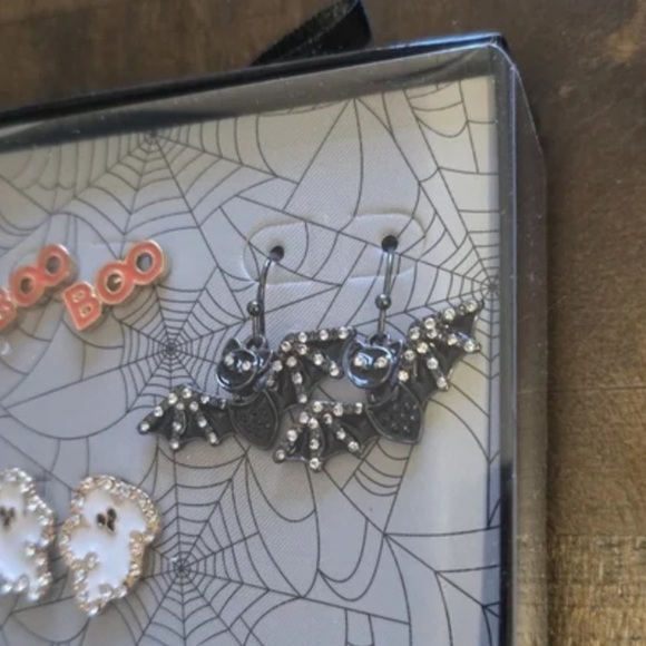 BNIB Quo Set of 3 Earrings Halloween Boo, Bats Ghosts Rhinestones w Giftbox Goth - Picture 2 of 7